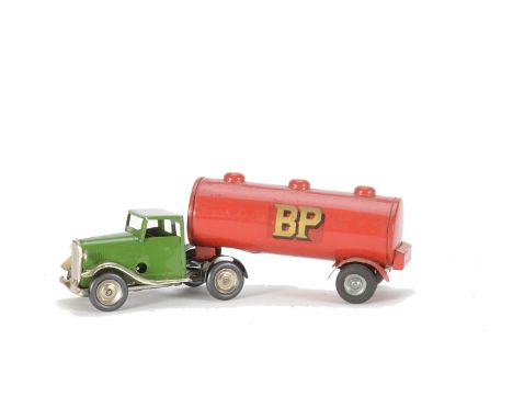 Tri-ang Minic Clockwork Tinplate 31M Articulated BP Tanker, with green standard type cab and red tanker with gold BP transfer