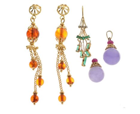 Lavender jade and ruby 9ct gold pendant, and another (af), a single emerald and diamond 9ct gold earring, and a pair of amber