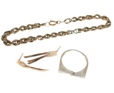 9ct white gold dress ring, a yellow metal rope link bracelet stamped '9K', and a pair of unmarked three-colour tassel earring