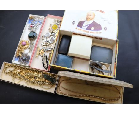 Small quantity of vintage costume jewellery to include brooches, chains, cufflinks, bangles, watches etc
