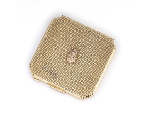 A GOLD COMPACT, GERMAN, CIRCA 1930 shaped square, engine-turned, the top applied with an oval coat of arms below an untitled 