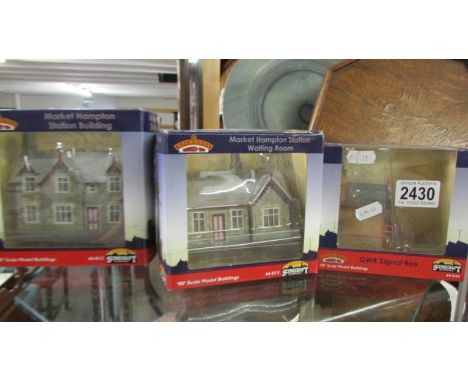 £ boxed Bachmann branch line buildings including Market Hampton Station building, waiting room and GWR signal box.