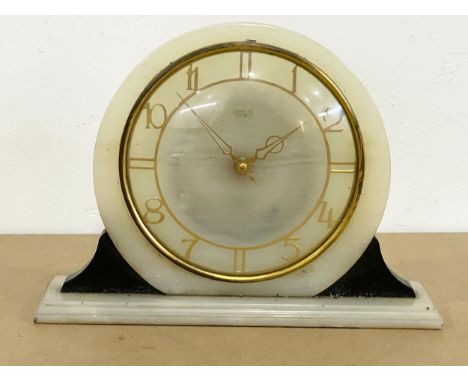 A vintage Smiths onyx mantle clock. 27x19.5cm 