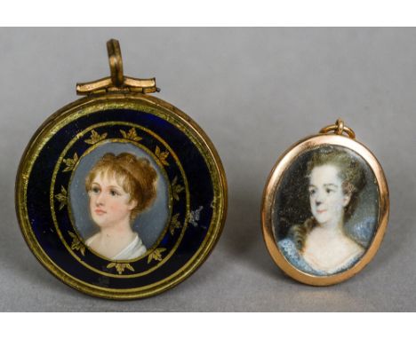 ENGLISH SCHOOL (19th century)
Miniature mourning pendant worked with the portrait of a young lady
Watercolour on ivory
4.5 cm