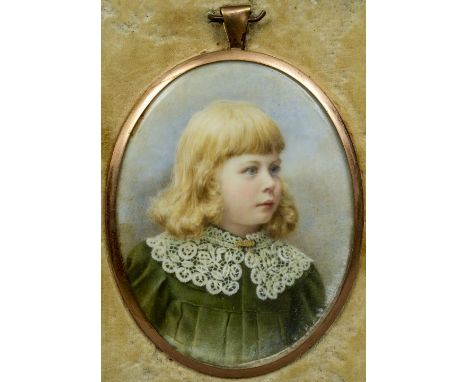 An unmarked yellow metal framed portrait miniature of a young girl
With lace collar, indistinctly signed.  10 cm high. CONDIT