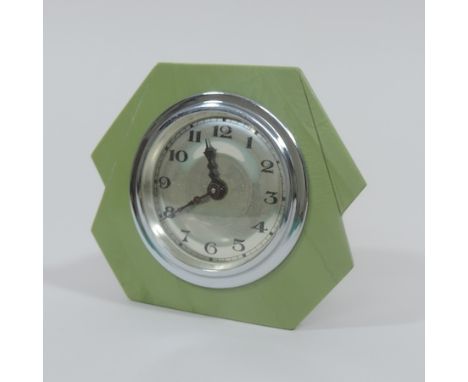 An Art Deco green bakelite cased mantle clock, 8.5cm tall