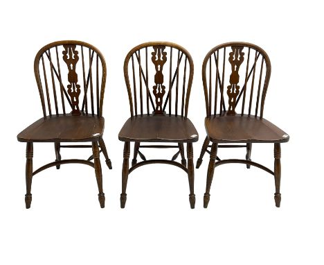 Late 20th century set three oak Windsor chairs, hoop and stick back with pierced and fretwork work splat, dished seat on turn