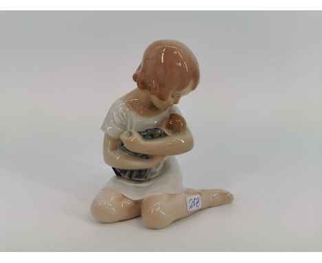 PORZELLANFIGUR: "Mädchen mit Puppe", Manufaktur Royal Copenhagen, Dänemark, Marken seit 1923 und mit Modell- Nr. 1938 bezeich