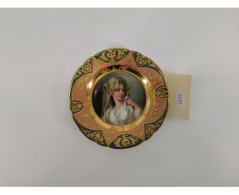 KLEINER BILDTELLER "VESTALIN", wohl 1. H. 20. Jh., Porzellan, Manufaktur Karl Richard Klemm / Dresden. Polychrome Staffage mi