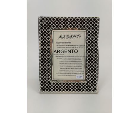 RAHMEN MIT SILBERMONTUR / FOTORAHMEN, Italien, 2. H. 20. Jh.. Durchbrochen gearbeitete Leiste in Art eines Gitters aus 800er 