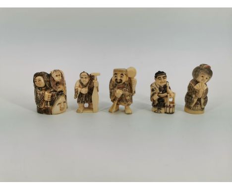5 NETSUKE, Asien / Japan, 20. Jh., Resin, partiell farbig akzentuiert, 4 Figuren unter dem Stand signiert. Insgesamt 5 vollpl
