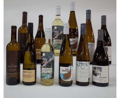 12 BOTTLES CANADIAN WHITE WINEJackson-Triggs Niagara Estate 2 x Grand Reserve Meritage 2020; Ravine Vineyard Gewürztraminer 2