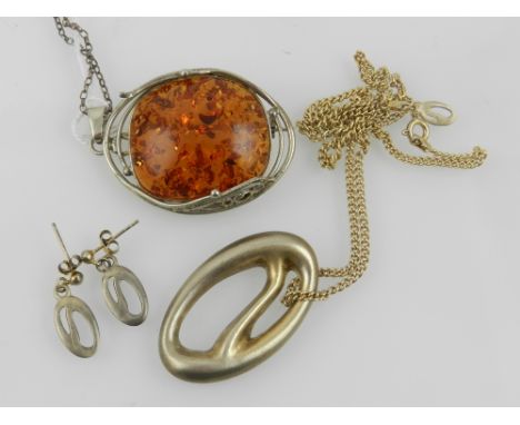 A quantity of costume jewellery, to include an amber style pendant on a silver chain; a silver coloured pendant suspended on 