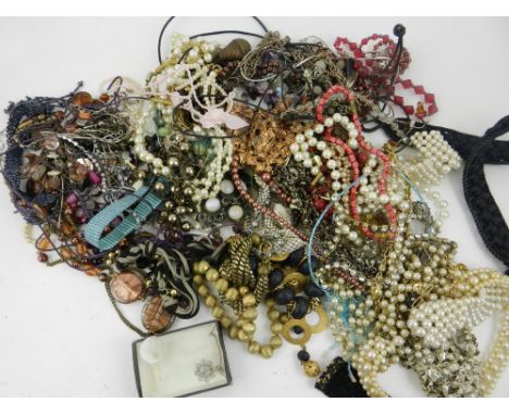 A quantity of costume necklaces, to include pearl style examples, glass beads, 