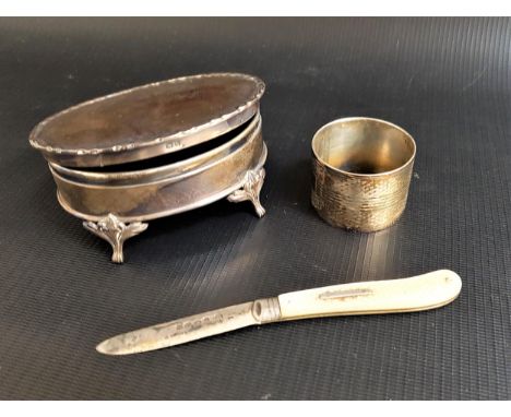 GEORGE V SILVER JEWELLERY BOX of oval form and velvet lined, Birmingham 1919 by Synyer and Beddoes, George V silver napkin ri