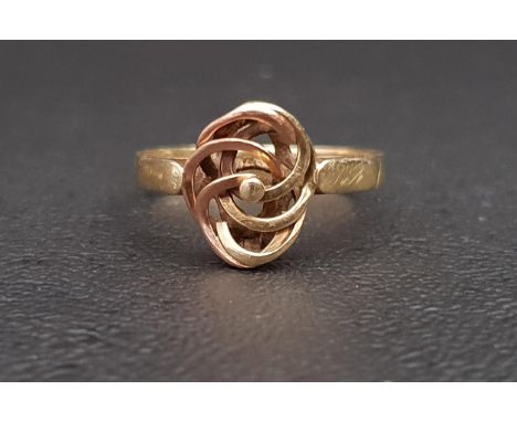 FOURTEEN CARAT GOLD RINGwith central pierced and entwined panel in rose and yellow gold, ring size P and approximately 2.3 gr