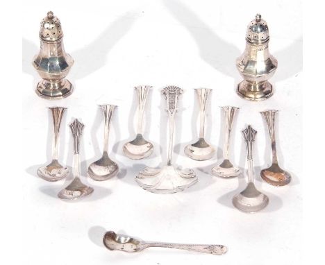 Set of six silver Onslow pattern tea spoons, Birmingham 1918, maker's mark William Devonport, a pair of small peppers of pane