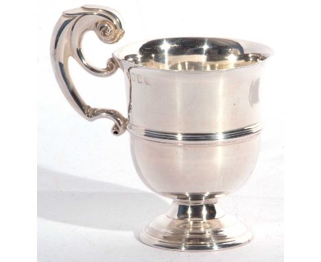 Irish silver mug, the body with tapered sides, reeded mid-section to a spreading circular foot having a slightly oversized ha