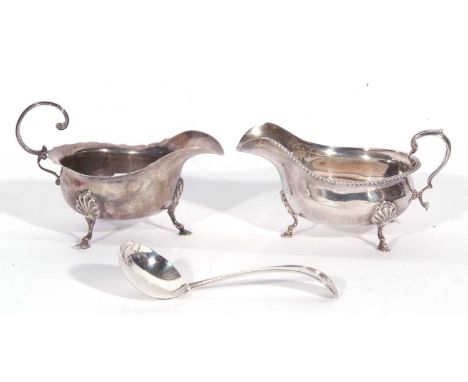 Mixed Lot: Edward VII silver sauce boat of typical form with card cut rim applied with a flying C-scroll handle, Chester 1905