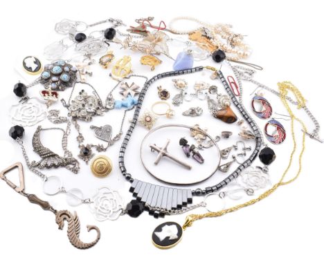 



A collection of costume jewellery to include white metal, chain necklaces, brooch pins, beads, earrings, silver and marca