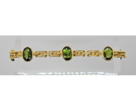 AN 18CT BRACELET SET WITH CHROME DIOPSIDE GEMSTONES possibly of Latvian manufacture, marks stamped to the clasp. Length 18cm,