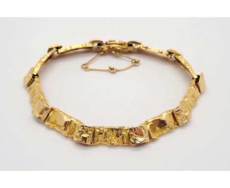 A 14CT GOLD LAPPONIA REINDEER JOTOS BRACELET Designed by Bjorn Weckstrom, circa 1982, with textured links, box clasp and safe