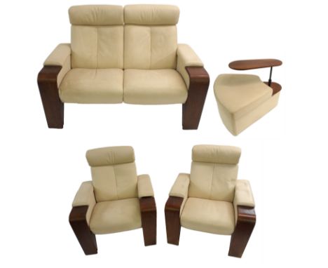 AN EKORNESS STRESSLESS FOUR PIECE RECLINING CREAM LEATHER SUITE with a Bentwood frame, comprising two seater sofa, 96cm high 