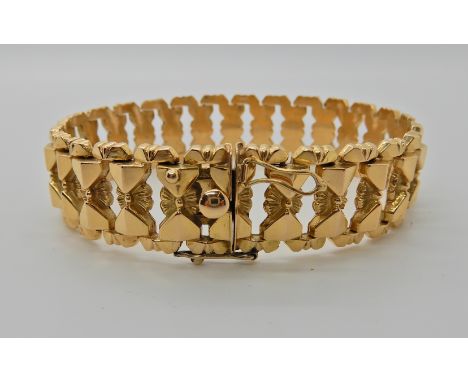 AN 18CT GOLD ITALIAN MADE FANCY LINK BRACELET length 19cm, weight 23.4gms Condition Report: Light general wear. 