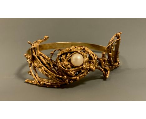 A modernist 1970s 9ct gold cultured pearl bracelet, naturalistic nest crest set with a single cultured pearl stamped N.K.R, 3