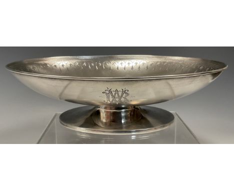 An American Whiting Manufacturing Co oval Sterling Silver boat comport, the interior with floral tassel collar, the Exterior 