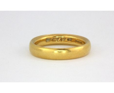 A hallmarked 22ct gold wedding band ( O )&nbsp;&nbsp;Weight - 7.7g.