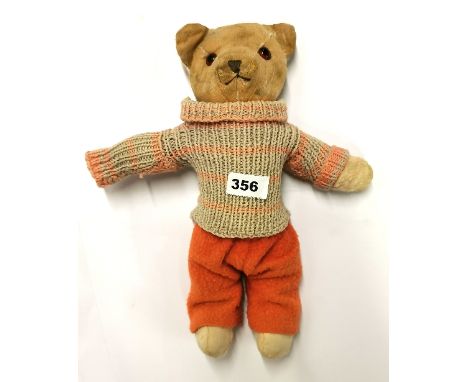 A lovely vintage articulated plush teddy bear with glass eyes looking for a new home, H. 32cm.