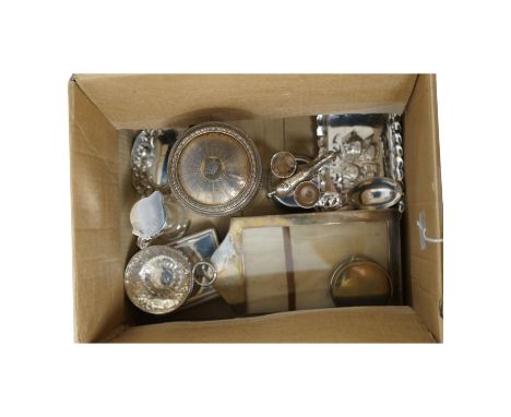 Assorted small silver including a small Reynolds Angels pin tray, Birmingham, 1900, 11.1cm, one other small dish, a modern mo