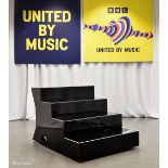 Glossy black steps, overall height of 76cm, 4 steps at 19cm increments - on wheels