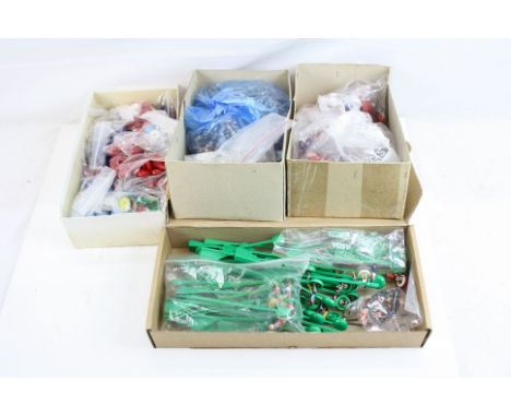 Subbuteo - large group of loose accessories to include players, player bases, balls &amp; goalkeepers, gen gd 
