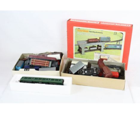 Quantity of OO gauge model railway to include boxed Hornby R403 Ore Wagon Set and 28 x items of rolling stock featuring Wrenn