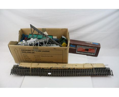 Collection of Lima O gauge model railway to include boxed 6546 wagon, Shell tanker, locomotive 0-4-0, 2 other items of rollin