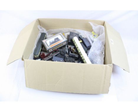 Quantity of OO gauge model railway to include boxed Dapol 0-4-0 locomotive, Lima Express Parcels power engine, 12 x items of 