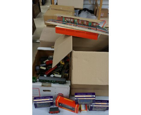 44 OO gauge items of rolling stock to include Hornby, Triang, Lima, Hornby Dublo etc plus a boxed Hornby R070 Turntable, trac