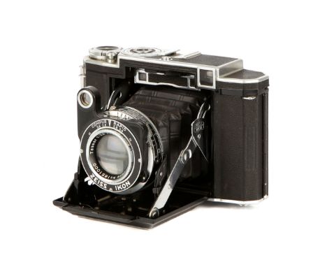 A Zeiss Ikon Super Ikonta 530/16 Rangefinder Camera, 1935-37, serial no. B27398, with Carl Zeiss Jena f/2.8 80mm lens, serial