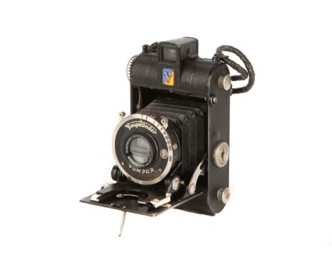 A Voigtlander Virtus Camera, 1933, black, serial no. E218815, with Voigtlander Heliar f/3.5 75mm lens, serial no. 919916, bod