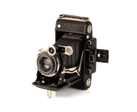 A Zeiss Ikon Super Ikonta 530/2 Rangefinder Camera, 1933-36, with Carl Zeiss Jena Tessar f/4.5 105mm lens, serial no. 1586638