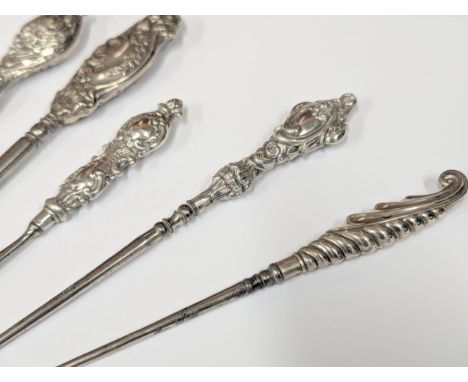 A quantity of Early 20th Century silver mounted button hooks, etc. 