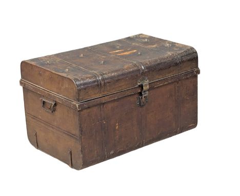 An Early 20th Century trunk. 73x48x44cm 