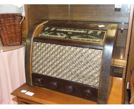 VINTAGE GEC BAKELITE RADIO ( SOLD AS COLLECTORS / DISPLAY ITEM )