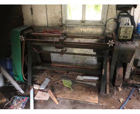 VINTAGE INDUSTRIAL SHARPENING MACHINE ( IT IS BUYERS RESPONSIBILITY TO REMOVE AND ARRANGE COLLECTION FROM A LOCAL RESIDENCE )