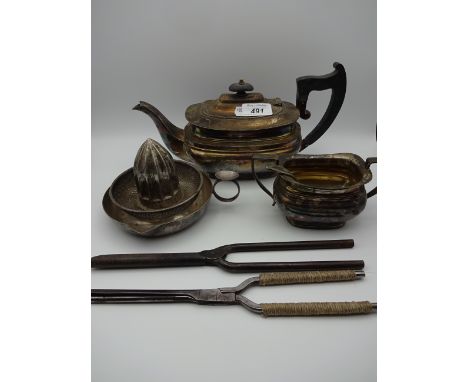 6 PIECES OF PLATEWARE TO INCLUDE EX-SQUEEZE-IT BREVET LEMON SQUEEZER AND 2 GLOVE STRETCHERS