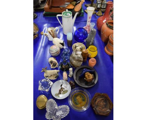 QUANTITY OF CERAMIC WARES AND GLASS WARES INCLUDING SOME SMALL ANIMALS, GLASS VASES ETC