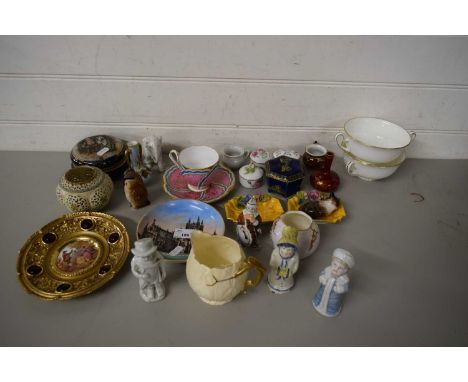 QUANTITY OF CERAMIC ITEMS INCLUDING SMALL DOULTON MODEL OF A SLEEPING CAT AND WORCESTER GRAINGER &amp; CO SMALL RETICULATED P