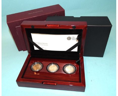 Royal Mint 'The Queen Victoria Portrait Sovereign Collection', comprising three sovereigns: 1882, 1890 and 1900, no.442 with 